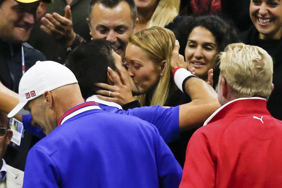 Il bacio alla moglie Jelena dopo la vittoria (Reuters)